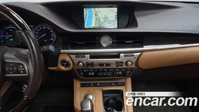 Lexus ES300h 2018 — Şəkil 24/32