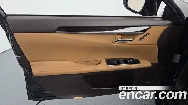 Lexus ES300h 2018 — Şəkil 26/32