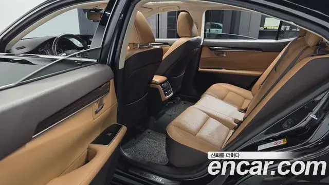 Lexus ES300h 2018 — Şəkil 31/32