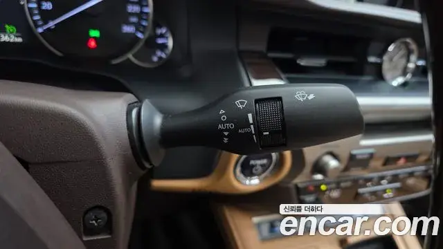 Lexus ES300h 2018 — Şəkil 30/32