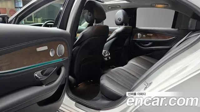 Mercedes-Benz E-Class 2020 — Фото 12/20