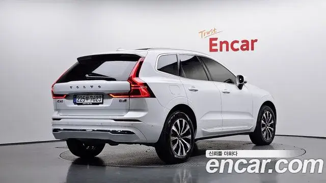 Volvo XC60 2025 — ფოტო 14/34