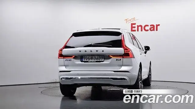 Volvo XC60 2025 — ფოტო 17/34