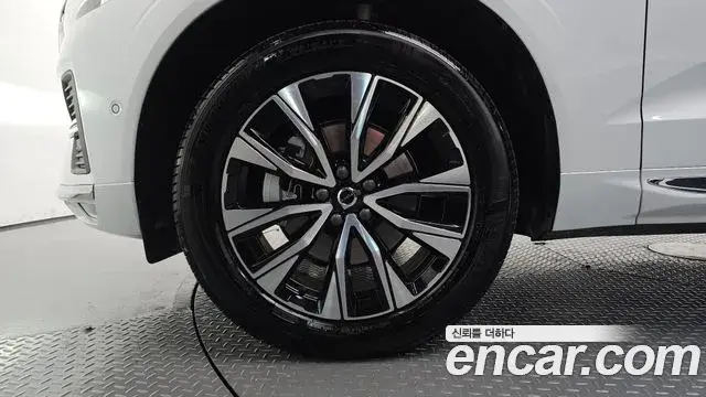 Volvo XC60 2025 — ფოტო 16/34