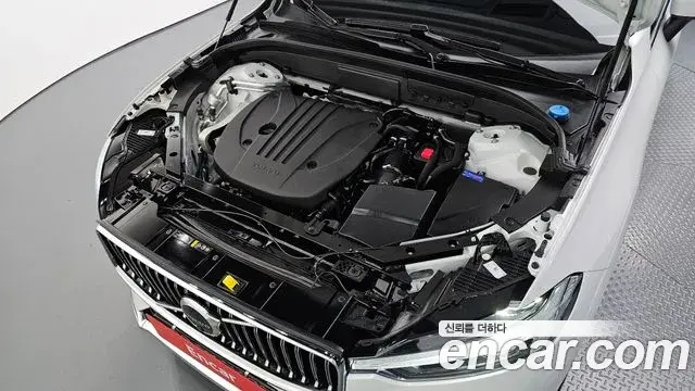 Volvo XC60 2025 — ფოტო 15/34