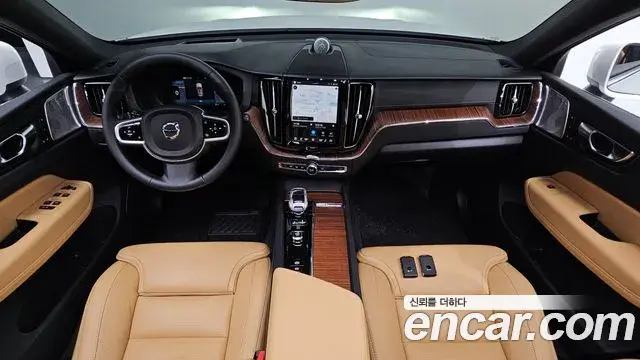 Volvo XC60 2025 — ფოტო 18/34