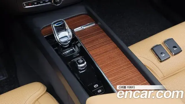 Volvo XC60 2025 — ფოტო 23/34