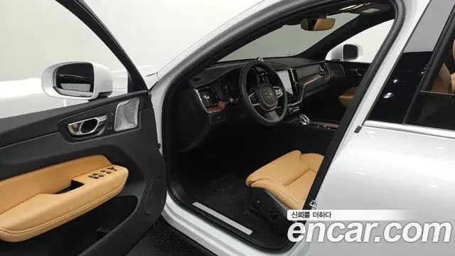 Volvo XC60 2025 — ფოტო 30/34