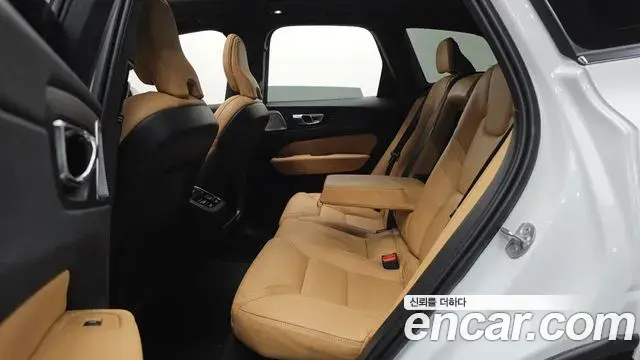 Volvo XC60 2025 — ფოტო 24/34