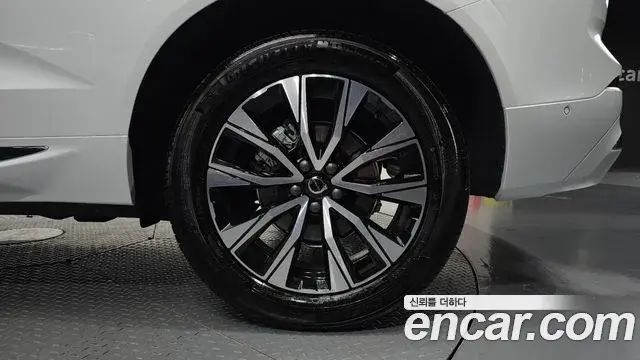 Volvo XC60 2025 — ფოტო 26/34
