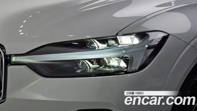 Volvo XC60 2025 — ფოტო 32/34