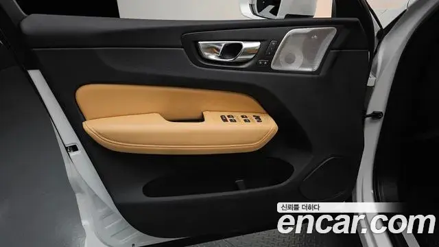 Volvo XC60 2025 — ფოტო 11/34