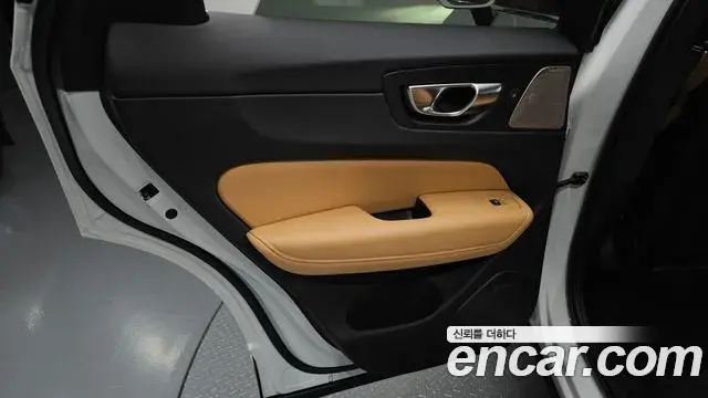 Volvo XC60 2025 — ფოტო 33/34