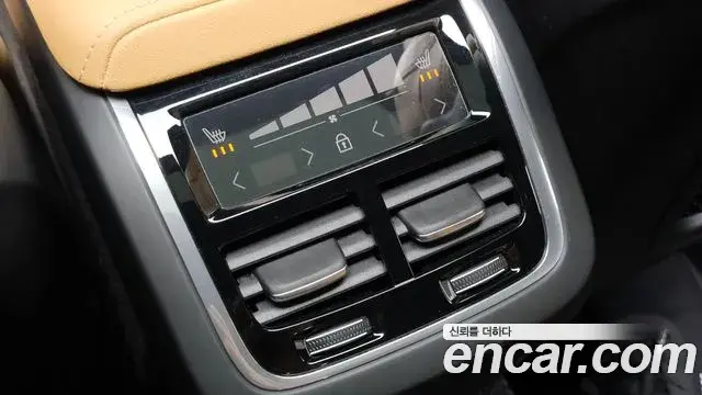 Volvo XC60 2025 — ფოტო 7/34