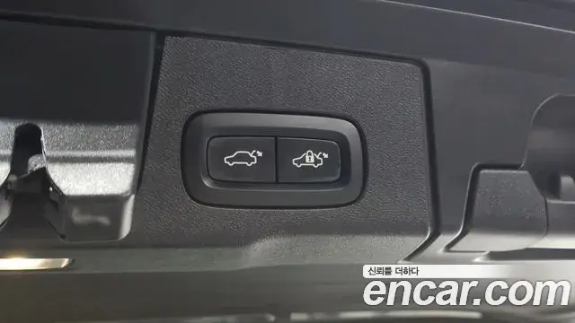 Volvo XC60 2025 — ფოტო 28/34