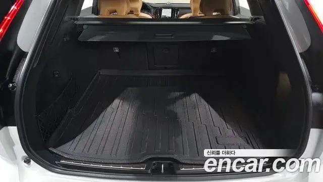 Volvo XC60 2025 — ფოტო 21/34