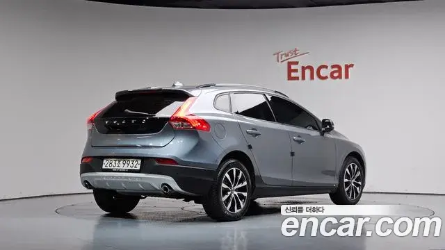 Volvo V40 Cross Country 2019 — Фото 2/20