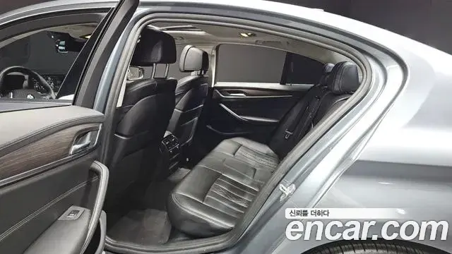 BMW 5 Series 2018 — Фото 12/20