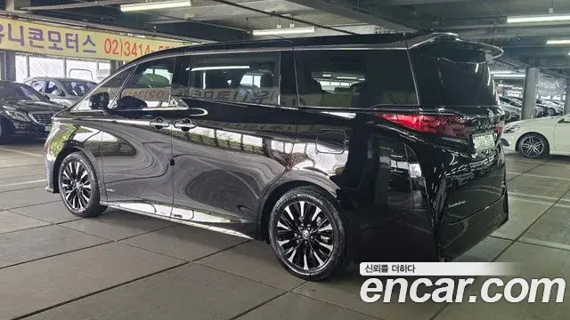 Toyota Alphard 2023 — Photo 6/20