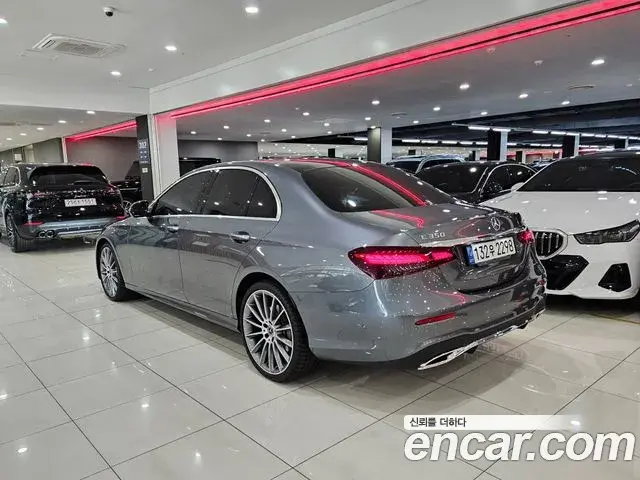 Mercedes-Benz E-Class 2022 — Photo 1/20