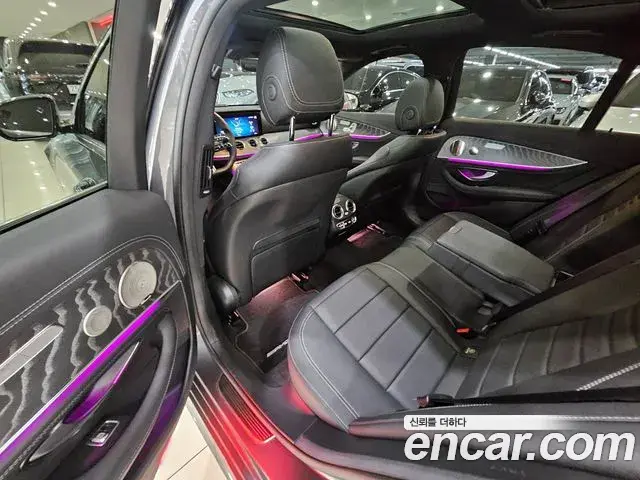 Mercedes-Benz E-Class 2022 — Photo 11/20