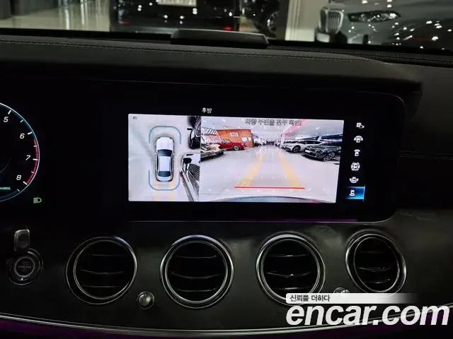 Mercedes-Benz E-Class 2022 — Photo 15/20