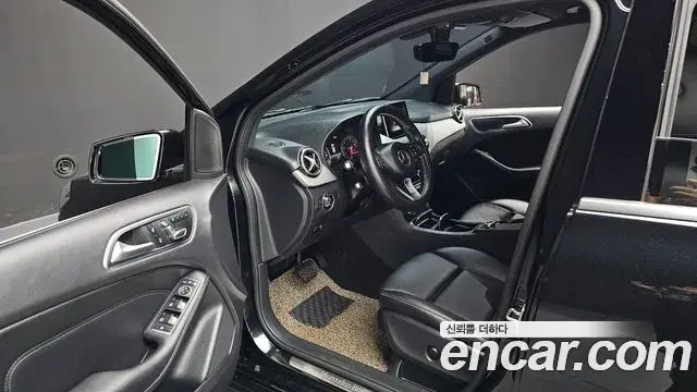 Mercedes-Benz B-Class 2018 — Photo 23/34