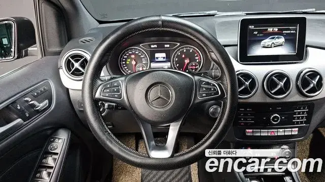 Mercedes-Benz B-Class 2018 — Photo 30/34