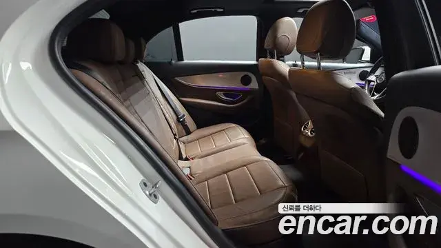 Mercedes-Benz E-Class 2020 — Фото 11/20