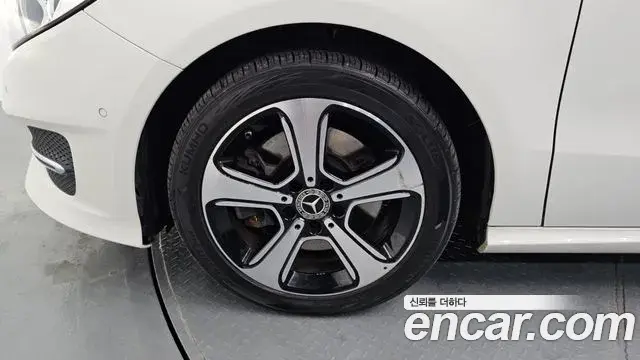 Mercedes-Benz B-Class 2018 — Şəkil 12/20