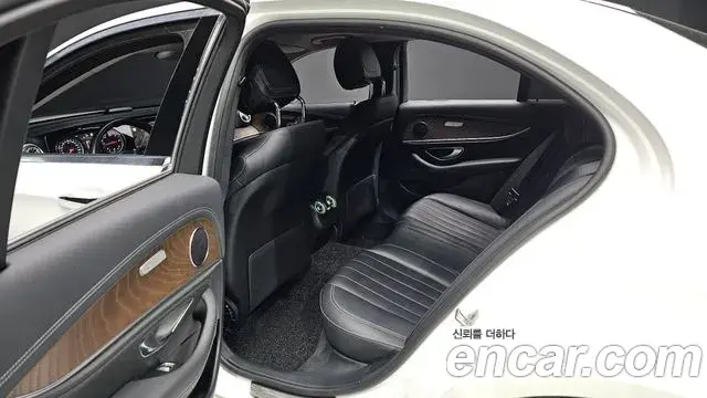 Mercedes-Benz E-Class 2020 — Фото 11/20