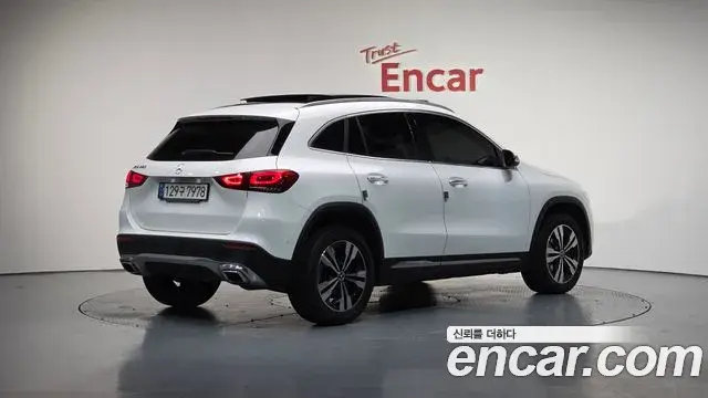 Mercedes-Benz GLA-Class 2021 — Şəkil 16/20