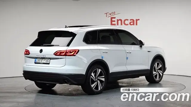 Volkswagen Touareg 2023 — ფოტო 7/20