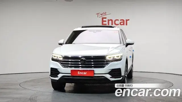 Volkswagen Touareg 2023 — ფოტო 19/20