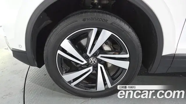 Volkswagen Touareg 2023 — ფოტო 10/20