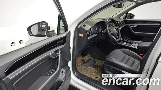 Volkswagen Touareg 2023 — ფოტო 5/20