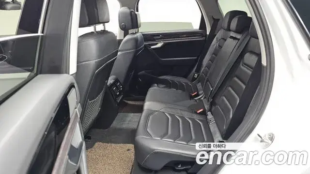 Volkswagen Touareg 2023 — ფოტო 8/20
