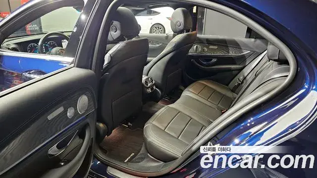 Mercedes-Benz E-Class 2020 — Photo 11/20