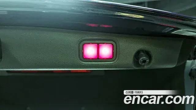 Mercedes-Benz E-Class 2020 — Photo 18/20