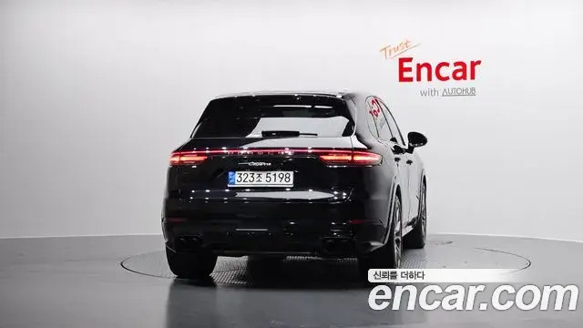 Porsche Cayenne 2021 — ფოტო 5/20