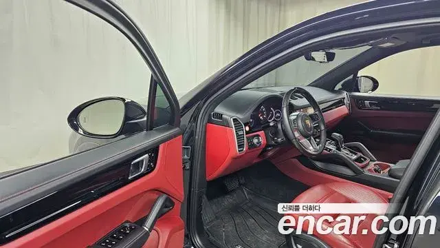 Porsche Cayenne 2021 — ფოტო 1/20