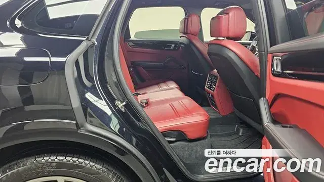 Porsche Cayenne 2021 — ფოტო 7/20