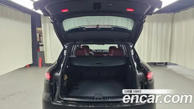 Porsche Cayenne 2021 — ფოტო 8/20