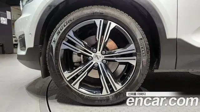 Volvo XC40 2020 — ფოტო 12/20