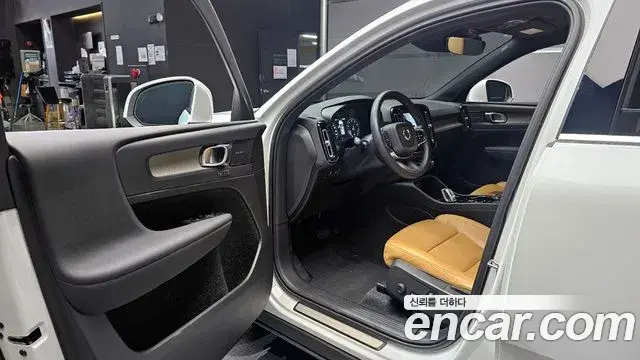 Volvo XC40 2020 — ფოტო 14/20
