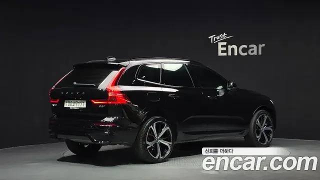 Volvo XC60 2021 — ფოტო 12/20
