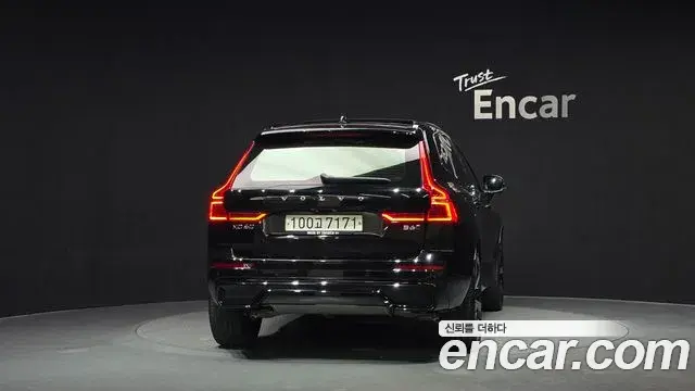 Volvo XC60 2021 — ფოტო 18/20