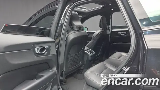 Volvo XC60 2021 — ფოტო 10/20