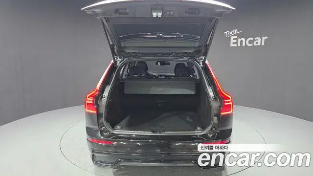 Volvo XC60 2021 — ფოტო 17/20