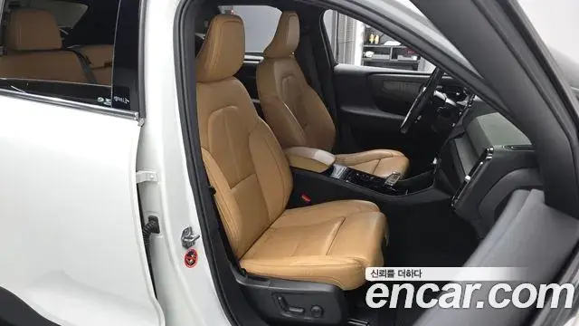 Volvo XC40 2020 — Photo 9/20